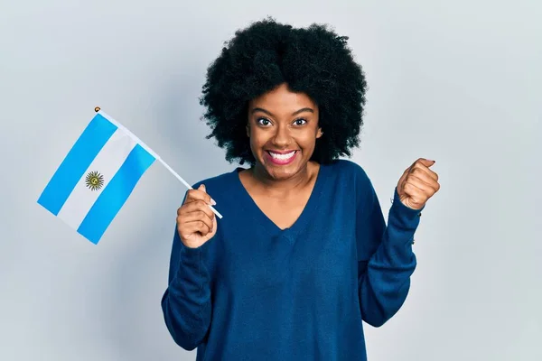 Giovane Donna Afroamericana Con Bandiera Argentina Urlando Orgogliosa Celebrando Vittoria — Foto Stock