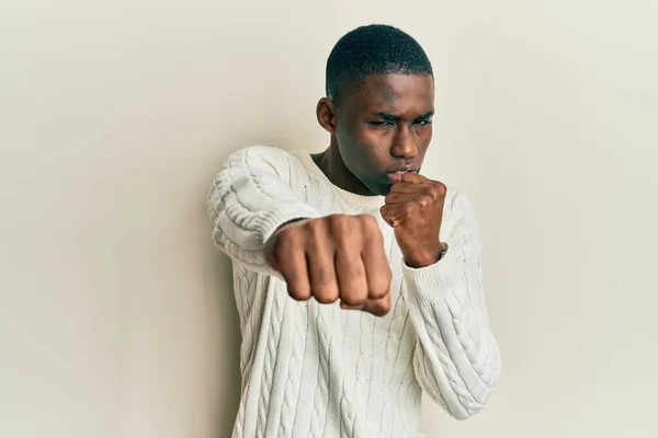 Fiatal Afro Amerikai Férfi Alkalmi Ruhát Visel Ököllel Harcolni Agresszív — Stock Fotó
