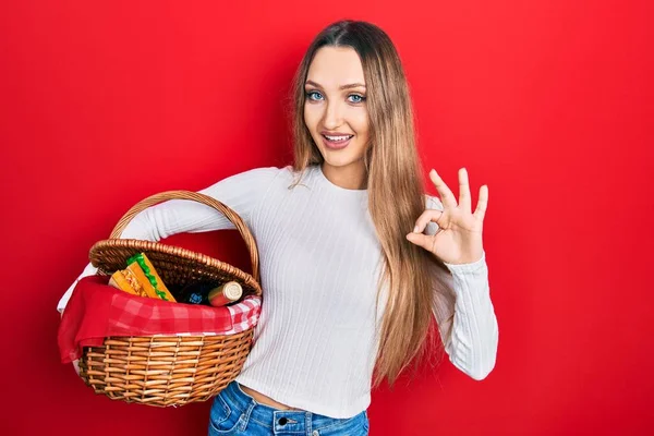 Mladá Blondýna Dívka Drží Piknik Proutěný Koš Dělá Znamení Prsty — Stock fotografie