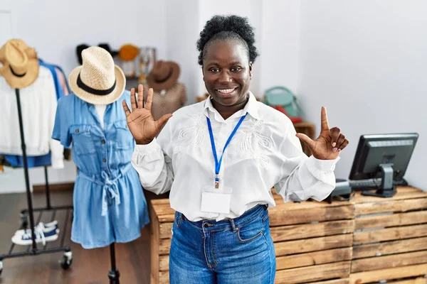 Junge Afrikanerin Arbeitet Als Managerin Einer Einzelhandelsboutique Und Zeigt Mit — Stockfoto