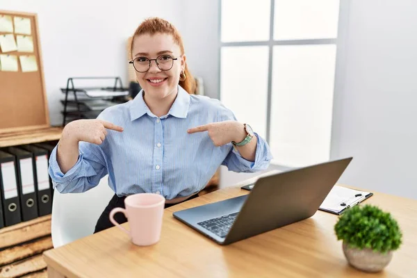 사무실에서 일하는 여자가 컴퓨터 랩탑을 사용하여 얼굴에 미소를 머금고 자랑스럽고 — 스톡 사진