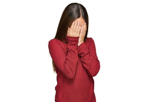 금발의 소녀는 울면서 손으로 얼굴을 표정의 스웨터를 우울증 — 스톡 사진