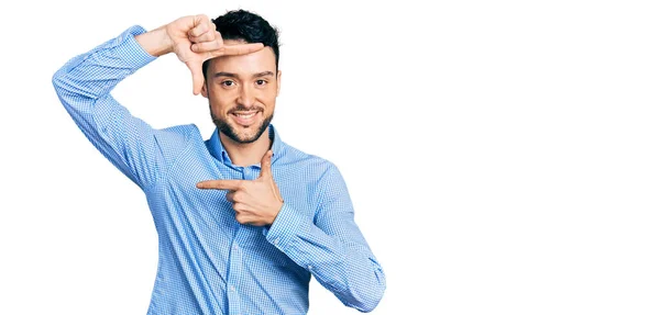 Homem Hispânico Com Barba Vestindo Camisa Negócios Casual Sorrindo Fazendo — Fotografia de Stock