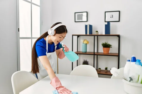 Jovem Dona Casa Chinesa Limpeza Canto Usando Pulverizador Casa — Fotografia de Stock