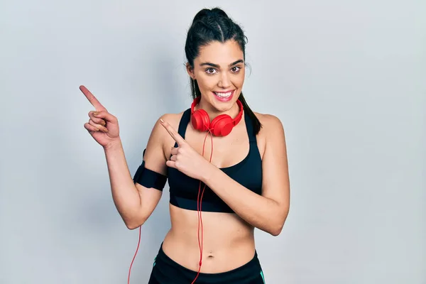 Menina Hispânica Jovem Vestindo Roupas Ginástica Usando Fones Ouvido Sorrindo — Fotografia de Stock