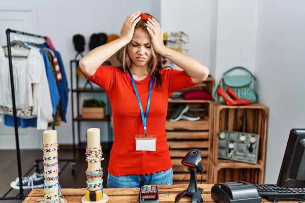 Молода Біла Жінка Працює Менеджером Роздрібному Магазині Страждає Від Головного — стокове фото