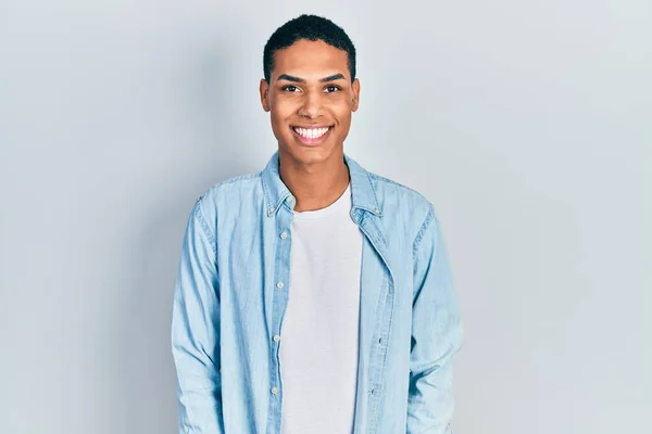 Jovem Afro Americano Vestindo Roupas Casuais Com Sorriso Feliz Legal — Fotografia de Stock