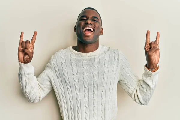 Junger Afrikanisch Amerikanischer Mann Lässiger Kleidung Schreit Mit Verrücktem Gesichtsausdruck — Stockfoto