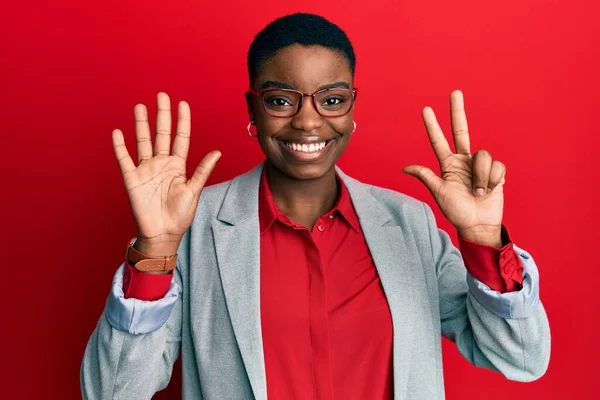 Fiatal Afro Amerikai Üzleti Zakóban Szemüvegben Nyolcas Számú Ujjal Mutogatva — Stock Fotó