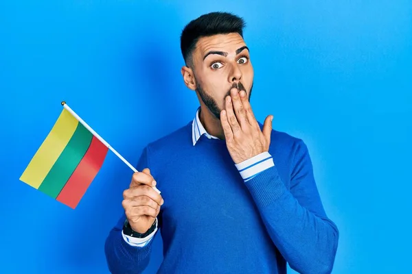 Ung Latinamerikan Med Skägg Som Håller Lithuaniaflaggan Över Munnen Med — Stockfoto