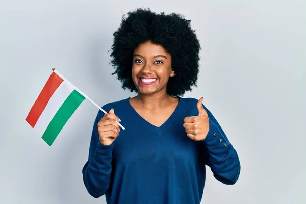 Fiatal Afro Amerikai Kezében Magyar Zászló Mosolyogva Boldog Pozitív Hüvelykujj — Stock Fotó