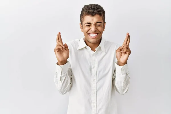 Young Handsome Hispanic Man Standing Isolated Background Gesturing Finger Crossed — Stock Photo, Image