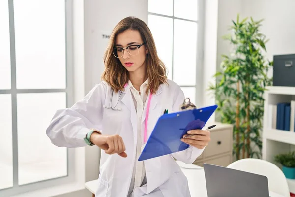 Young Woman Wearing Doctor Uniform Looking Watch Clinic — Zdjęcie stockowe