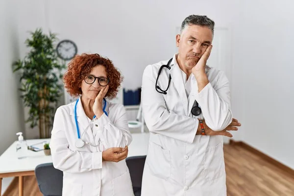 Dois Médicos Meia Idade Clínica Médica Pensando Que Está Cansado — Fotografia de Stock