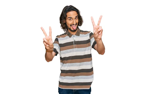 Mladý Hispánec Neformálních Šatech Usmívající Vyplazeným Jazykem Ukazující Prsty Obou — Stock fotografie