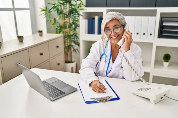 Mujer Mediana Edad Vistiendo Uniforme Médico Hablando Por Teléfono Clínica —  Fotos de Stock