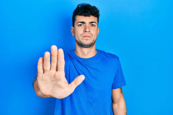 Молодой Латиноамериканец Обычной Синей Футболке Делает Остановку Петь Ладонью Руки — стоковое фото