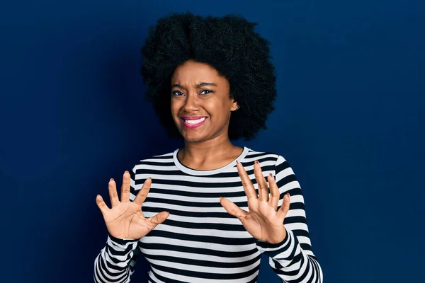 カジュアルな服を着て若いアフリカ系アメリカ人女性は嫌悪反応のために嫌悪感の表情 不満と恐怖を行う嫌悪感の顔を着て 手を挙げて — ストック写真