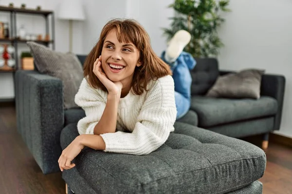 Ung Kaukasisk Kvinna Ler Säker Liggande Soffan Hemma — Stockfoto