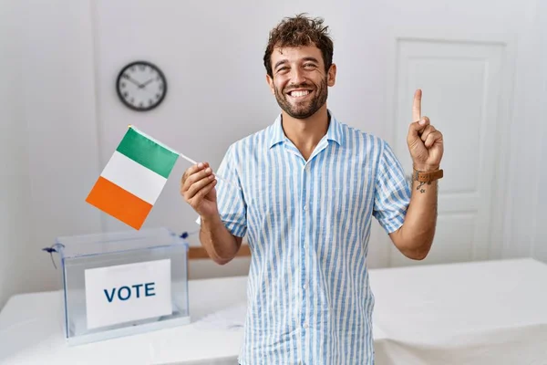 Jonge Knappe Man Bij Politieke Campagneverkiezingen Die Vlag Van Ierland — Stockfoto