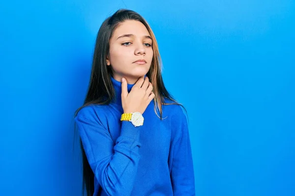 Chica Morena Joven Que Usa Suéter Cuello Alto Tocando Cuello —  Fotos de Stock
