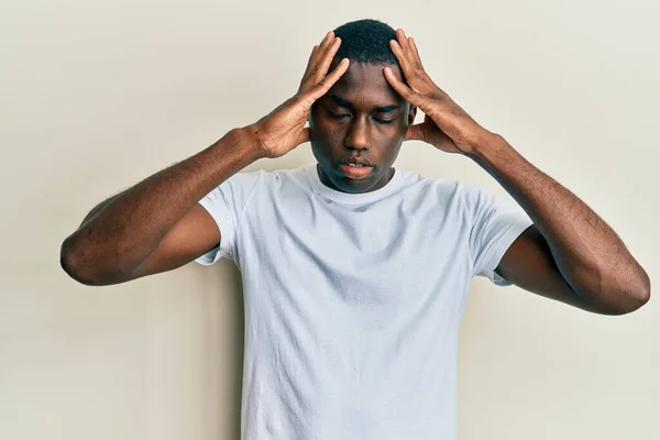 Hombre Afroamericano Joven Vistiendo Camiseta Blanca Casual Que Sufre Dolor — Foto de Stock