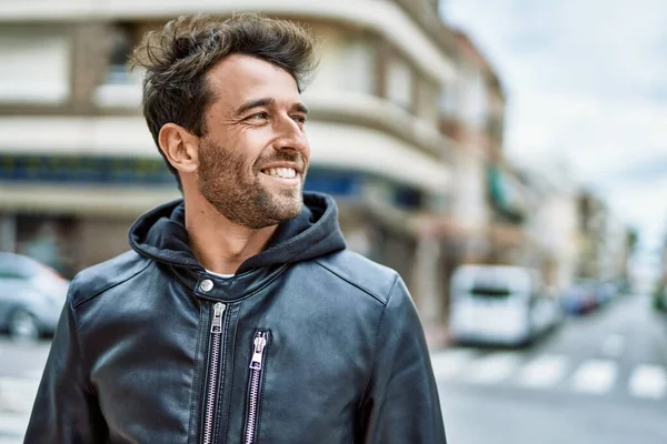 Bonito Hispânico Homem Com Barba Sorrindo Feliz Livre — Fotografia de Stock