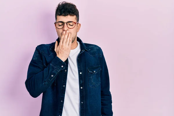Günlük Kıyafetler Gözlük Takan Genç Spanyol Adam Ağzıyla Ağzını Kapatmaktan — Stok fotoğraf
