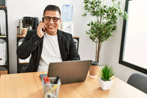 Νεαρός Λατίνος Επιχειρηματίας Χαμογελώντας Χαρούμενος Που Εργάζεται Χρησιμοποιώντας Laptop Και — Φωτογραφία Αρχείου