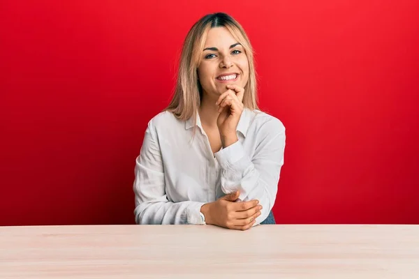 Jeune Femme Caucasienne Portant Des Vêtements Décontractés Assis Sur Table — Photo