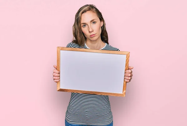 Mujer Rubia Joven Sosteniendo Vacía Actitud Pensamiento Pizarra Blanca Expresión —  Fotos de Stock