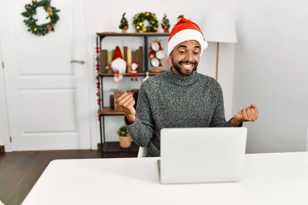 Junger Hispanischer Mann Mit Bart Trägt Weihnachtsmütze Und Laptop Schreit — Stockfoto