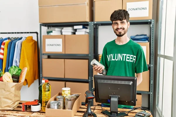 Jonge Spaanse Man Vrijwilligersuniform Een Liefdadigheidscentrum — Stockfoto