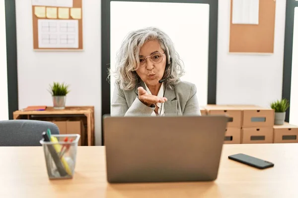 Mulher Negócios Meia Idade Sentada Mesa Trabalhando Usando Laptop Escritório — Fotografia de Stock