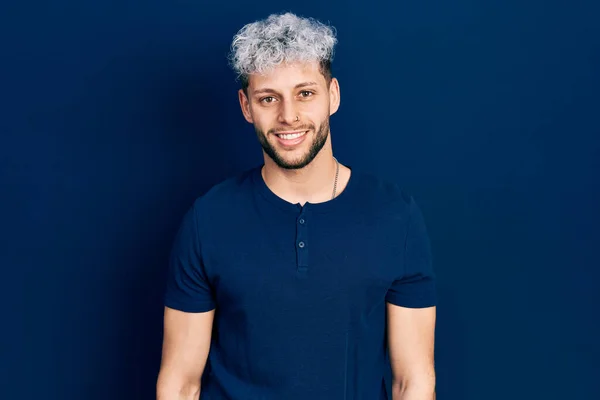 Jonge Spaanse Man Met Modern Geverfd Haar Casual Blauw Shirt — Stockfoto