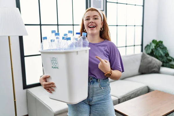 Jovem Ruiva Segurando Lixo Reciclável Com Garrafas Plástico Alegre Com — Fotografia de Stock