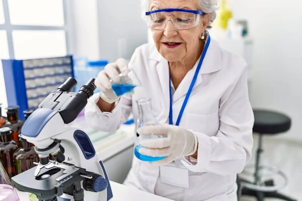 Ältere Grauhaarige Frau Wissenschaftleruniform Gießt Flüssigkeit Labor — Stockfoto