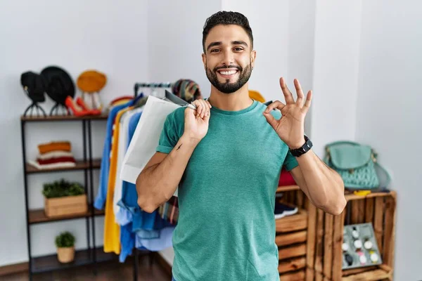 Jonge Knappe Man Met Baard Die Boodschappentassen Vasthoudt Winkel Glimlachend — Stockfoto