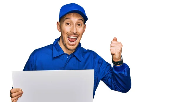 Hombre Calvo Con Barba Llevando Traje Constructor Uniforme Sosteniendo Banner — Foto de Stock