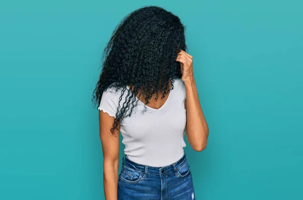 Mulher Afro Americana Meia Idade Vestindo Camisa Branca Casual Cansada — Fotografia de Stock