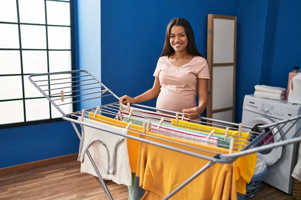 Jovem Mulher Latina Grávida Pendurado Roupas Varal Lavanderia — Fotografia de Stock