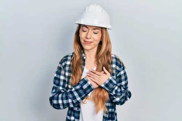 Ung Kaukasiska Kvinna Bär Arkitekt Hardhat Leende Med Händerna Bröstet — Stockfoto