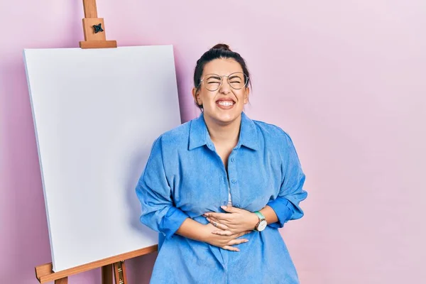 Young Hispanic Woman Standing Painter Easel Stand Smiling Laughing Hard — Stock Photo, Image