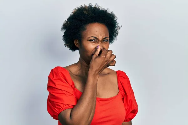 Молодая Африканская Американка Повседневной Одежде Пахнущая Вонючим Отвратительным Невыносимым Запахом — стоковое фото