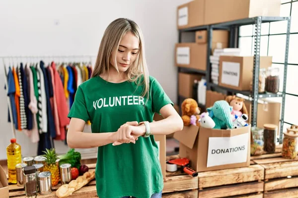Asiática Jovem Mulher Vestindo Shirt Voluntária Doações Stand Verificando Tempo — Fotografia de Stock