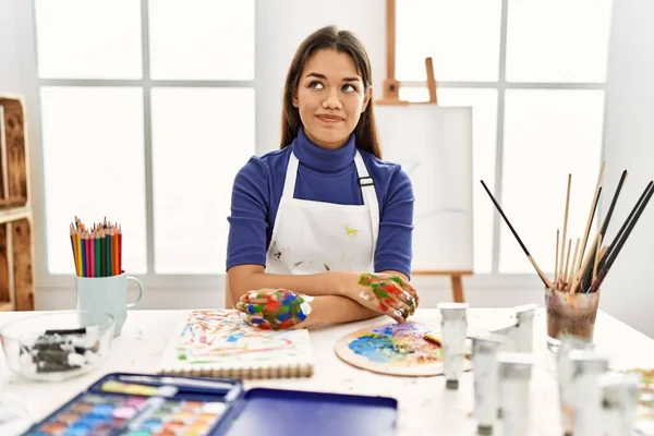 Jeune Femme Brune Studio Art Avec Les Mains Peintes Souriant — Photo