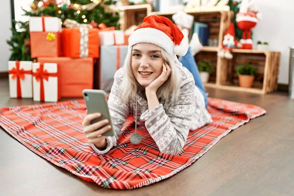 Молода Біла Дівчина Різдвяному Капелюсі Використовуючи Смартфон Лежить Підлозі Вдома — стокове фото