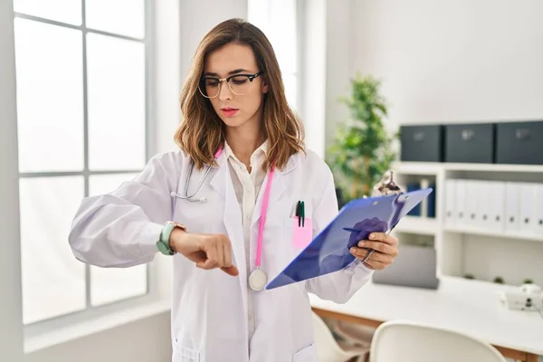Young Woman Wearing Doctor Uniform Looking Watch Clinic — Φωτογραφία Αρχείου