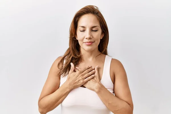 Mujer Hispana Mediana Edad Pie Sobre Fondo Aislado Sonriendo Con — Foto de Stock