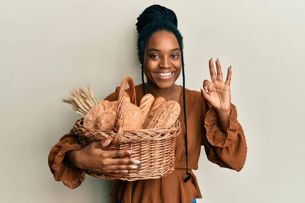 Αφροαμερικανή Γυναίκα Πλεγμένα Μαλλιά Κρατώντας Ψάθινο Καλάθι Ψωμί Κάνει Υπογράψει — Φωτογραφία Αρχείου